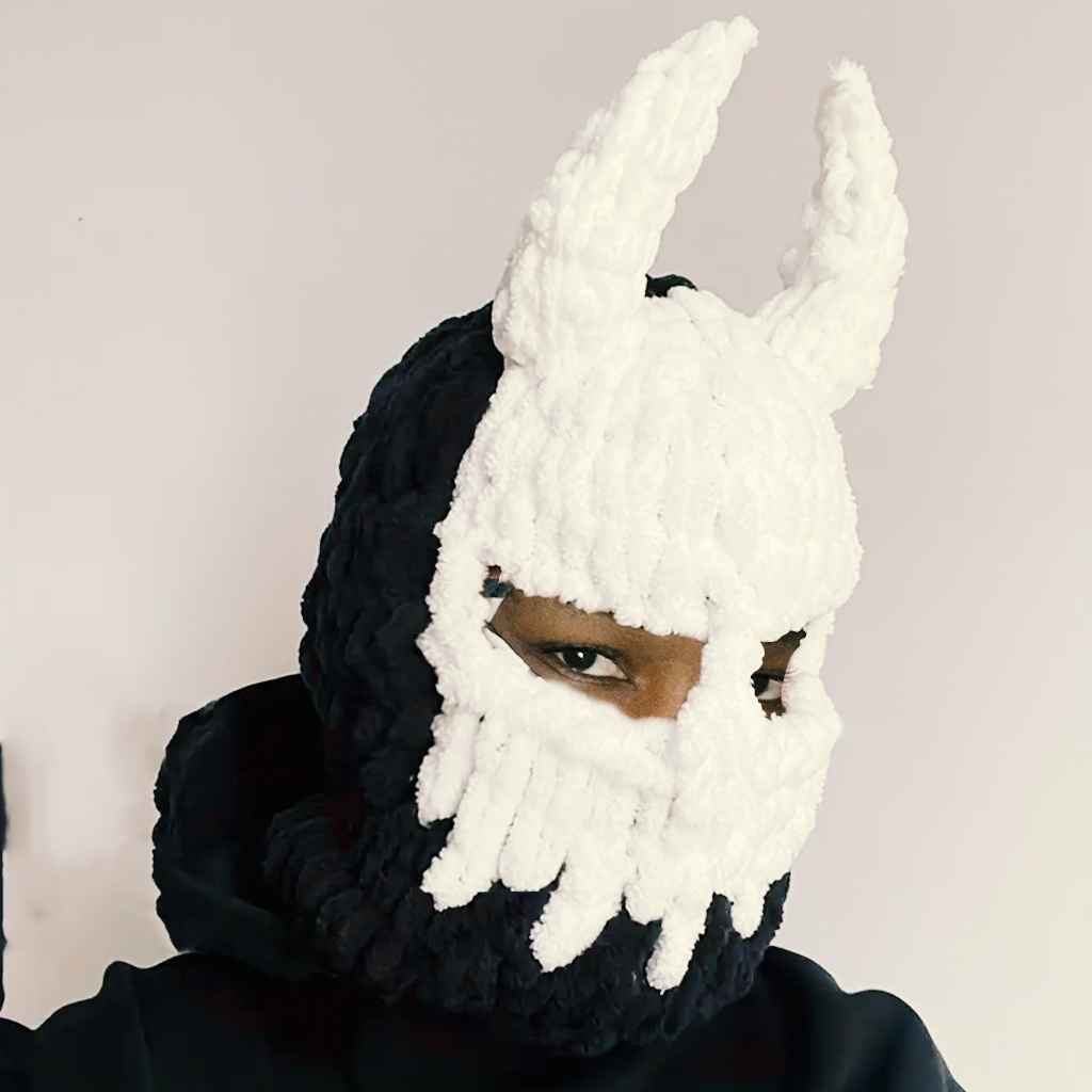 CAGOULE BLANCHE ET NOIR AVEC CORNES