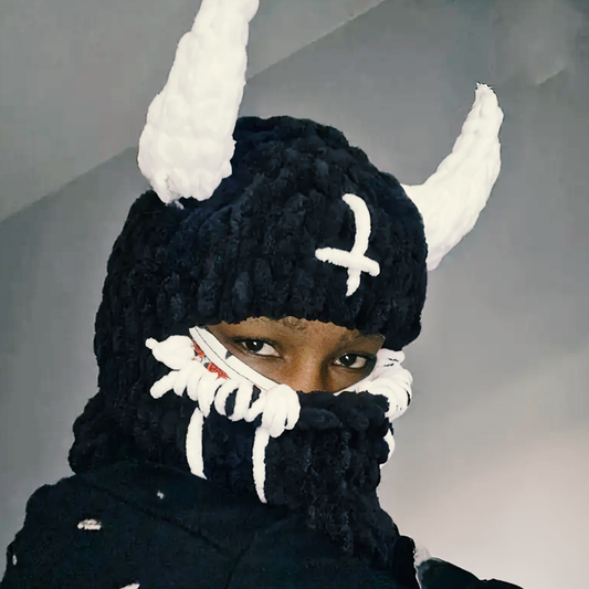 CAGOULE NOIR ET BLANCHE AVEC CORNE