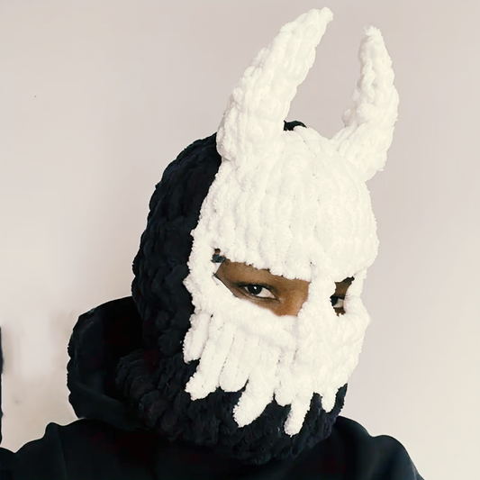 CAGOULE BLANCHE ET NOIR AVEC CORNES