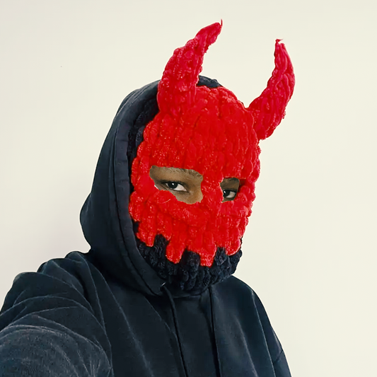 CAGOULE ROUGE ET NOIR AVEC CORNE
